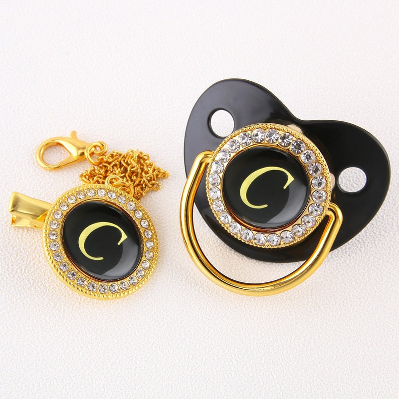 Chupeta Black/Gold Com Inicial + Prendedor Grátis