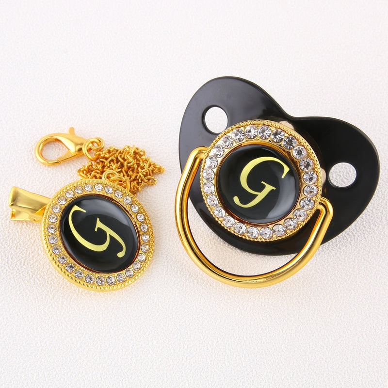 Chupeta Black/Gold Com Inicial + Prendedor Grátis